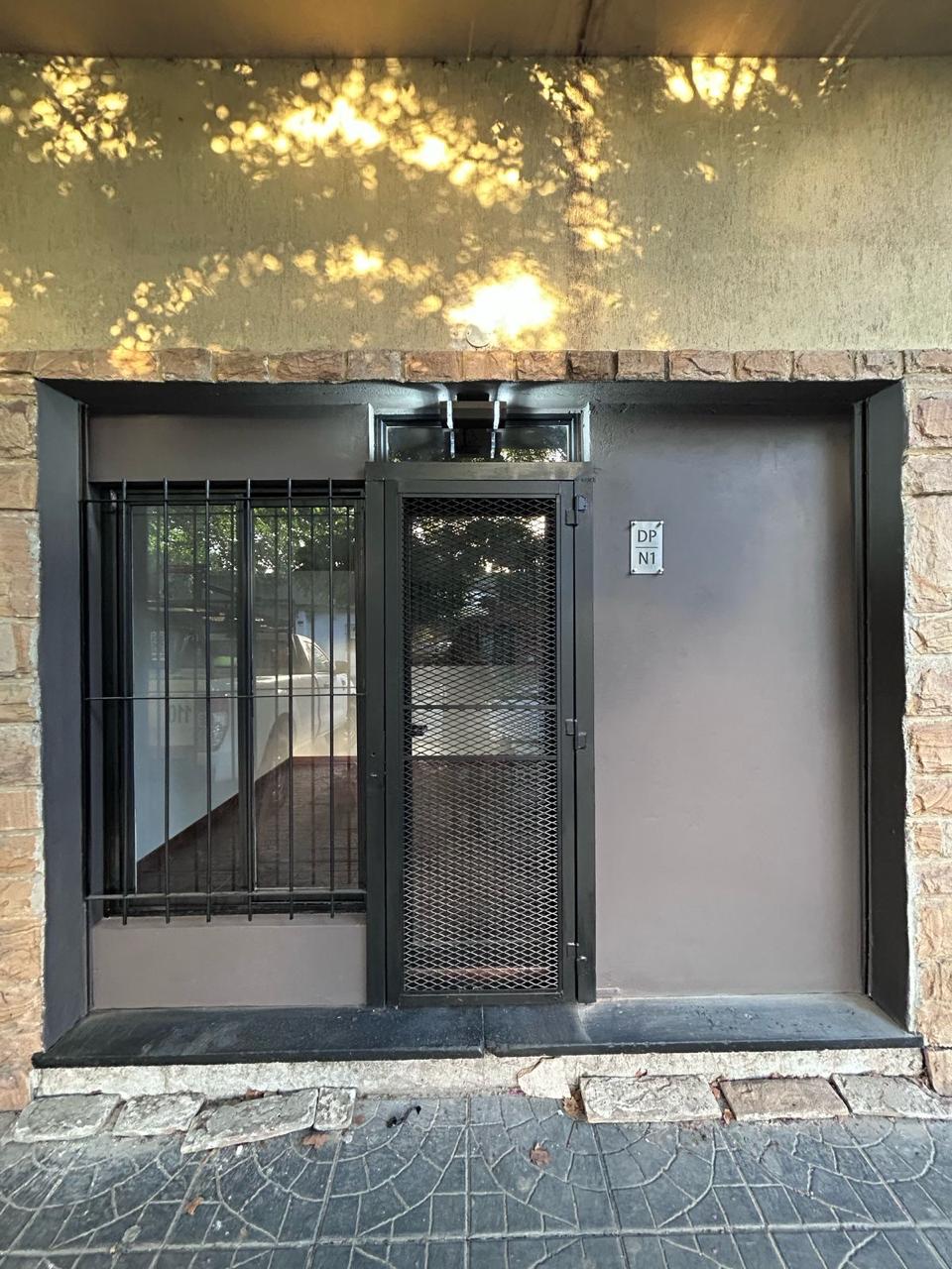 Fachada renovada de Casa L1 con carpintería metálica negra en Florencio Varela